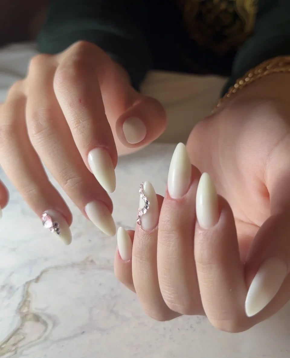White Cream Unique Stone Gel swatch