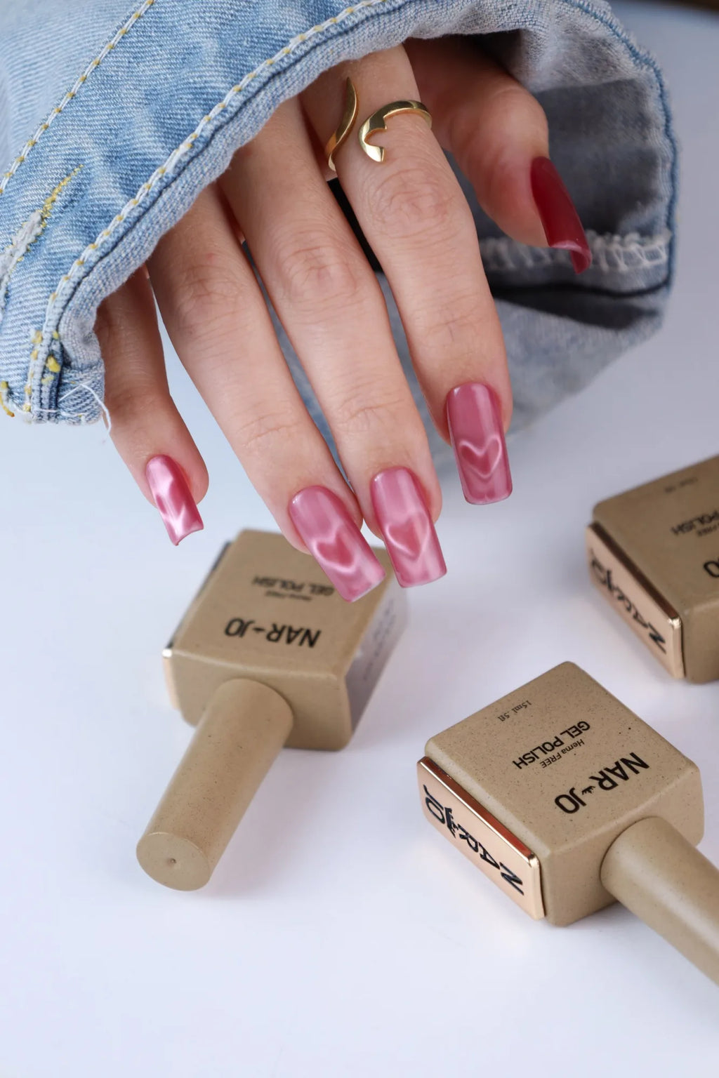 Rose Quartz Glow Cat Eye Gel Polish swatch