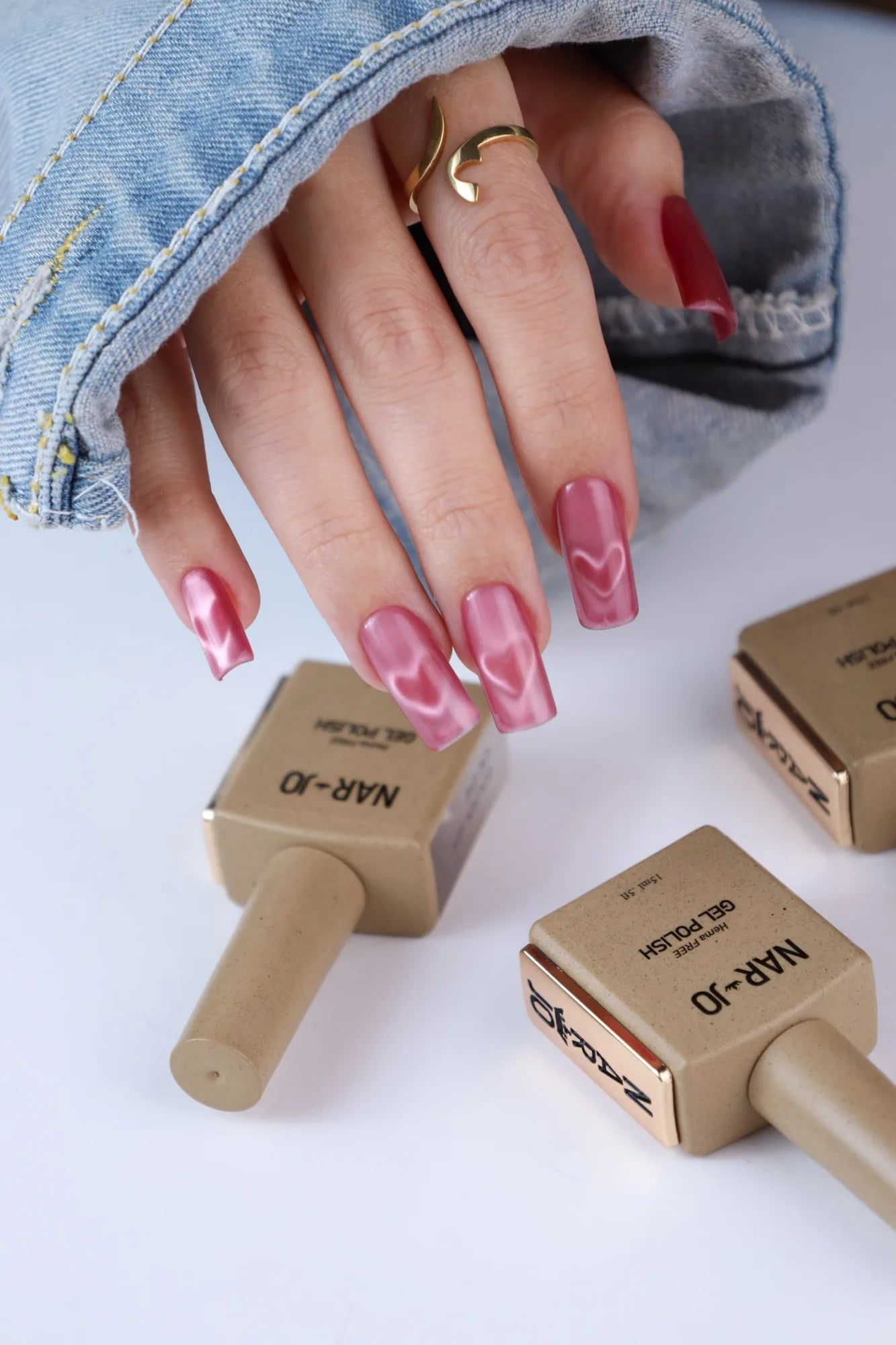 Rose Quartz Glow Cat Eye Gel Polish swatch
